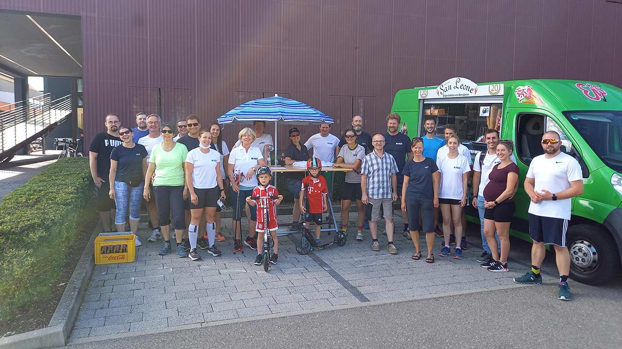 NDI Europe Mitarbeiter, Angehörige und Kinder haben einen Spendenlauf gemacht und hinterher gab es ein Eis beim Eiswagen