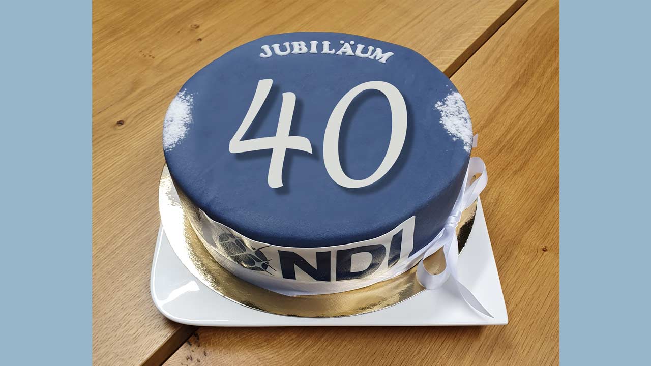 blauer Kuchen mit Aufschrift Jubiläum 40 Jahre