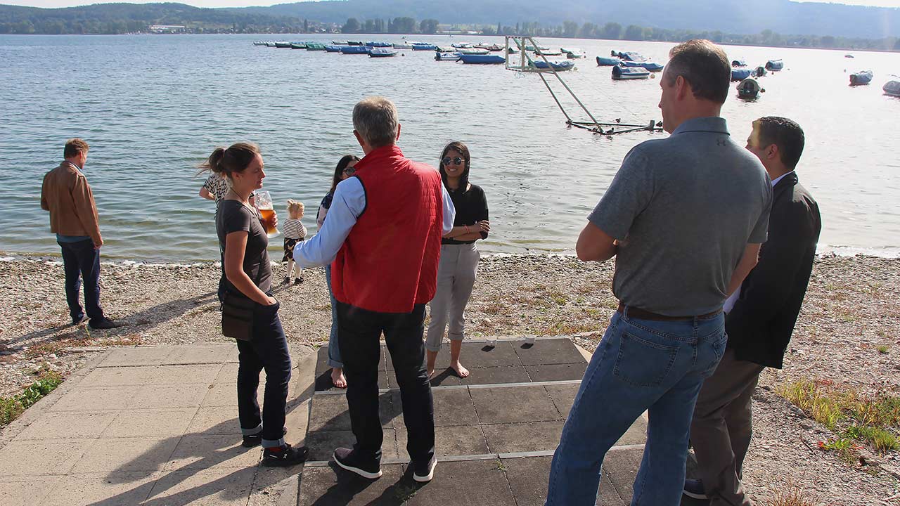 Kolleg*innen am See beim Sommerfest